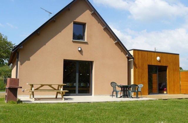 Comfortable cottage with spa in Mont St Michel Bay