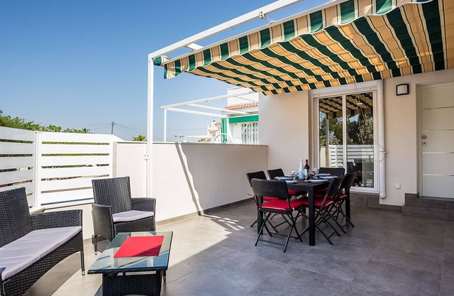 Comfortable chalet beach sea pool ideal Family