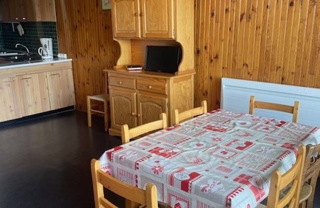 Comfortable 2-Room Cabin for 6, Pets Allowed, Near Slopes and Shops