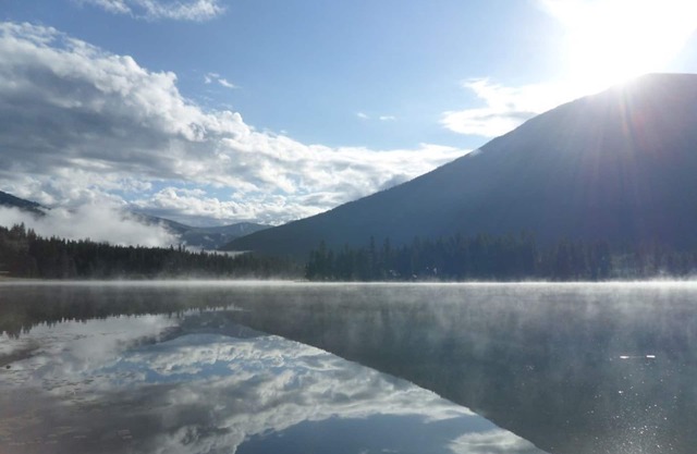 Comfortable 3 bedroom 1 bath Cabin, walk to the lake at the Public boat launch.
