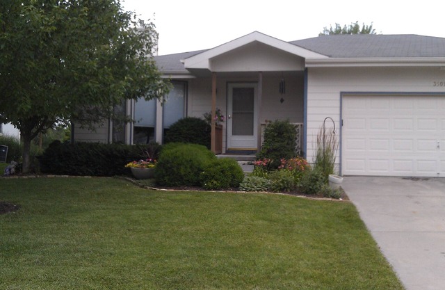 Comfortable 3BR home in SW Lincoln. Close to downtown! Self Check In, sleeps 8