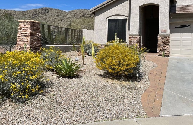Comfortable Ahwatukee Foothills home walking distance to South Mountain trails