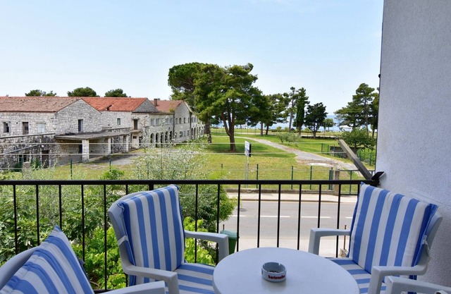 Comfortable apartment in Umag, with 3 rooms, balcony with sea view, parking