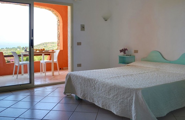 Comfortable apartment with sea view and balcony or terrace