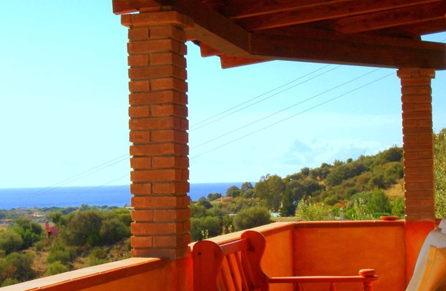 Comfortable apartment with private terrace near the sea, near Villasimiu