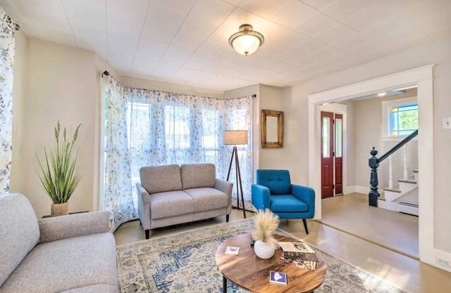 Comfortable, Charming Home Near Outdoor Adventure. Pet Friendly!