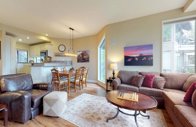 Comfortable condo with private hot tub & tennis-great location