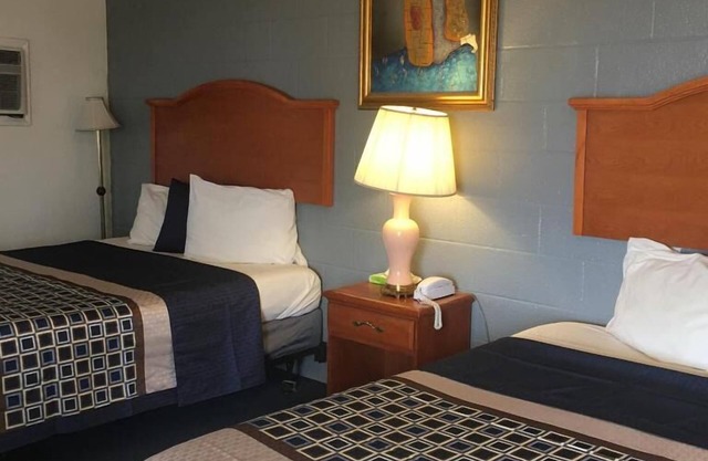 Comfortable Countryside Stay at Knights Inn Fairview! 2 Budgget-friendly Units
