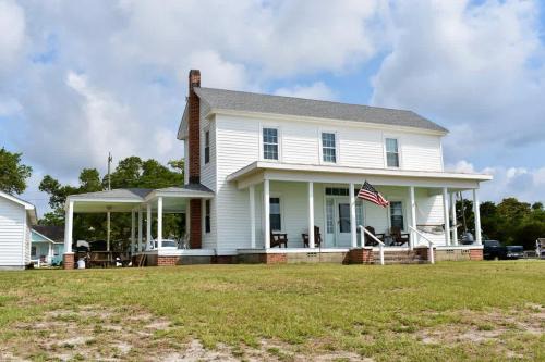 Comfortable Down East Waterfront Farmhouse