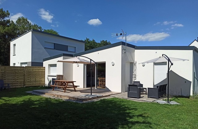 comfortable house on the ground floor, terrace, 15 minutes from the beaches, pets allowed