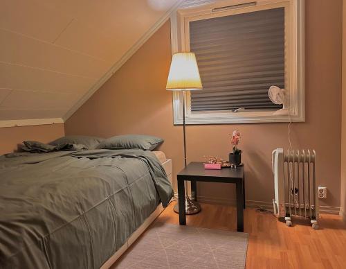 Comfortable single room - double bed - private bathroom - Free parking - Shared kitchen - Bus stop and store 2 min walk
