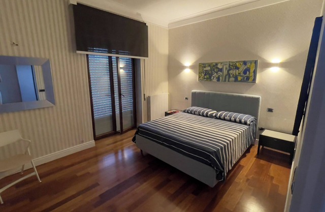 Comfortable stay in city center, stores, pedestrian island restaurants and bars.