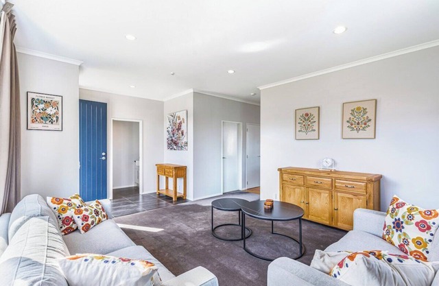 Comfy 4BR Home w/Mt. Wellington View Zodiak Stays