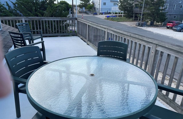 Comfy & Airy 2 Bedroom 2nd floor Apartment with great deck 4th from Ocean