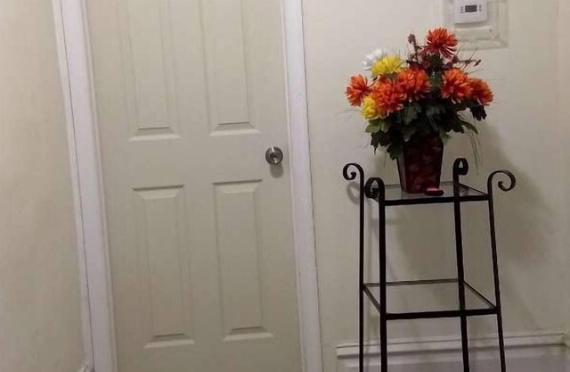 Comfy Compact Furnished Guest Room w Private Bath 10 minutes to Capitol