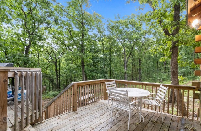 Comfy dog-friendly cabin with fireplace, washer/dryer, gas grill & deck