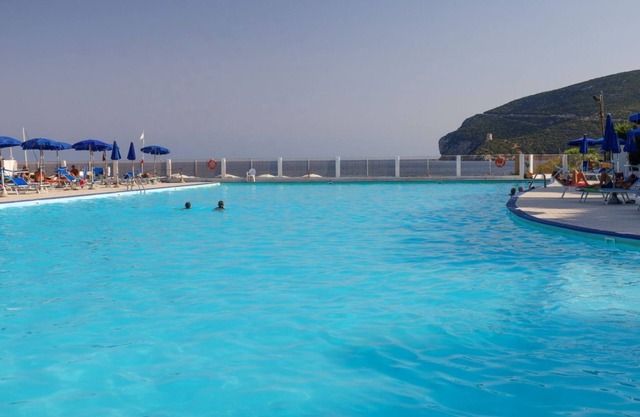 Comfy Flat W/Pool, Tennis Court & Private Beach!
