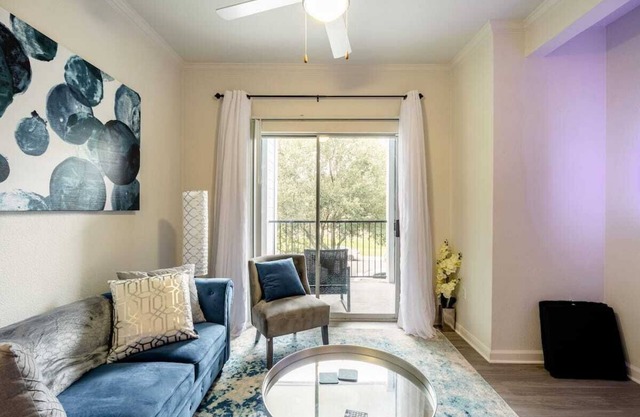 COMFY(Private Unit)5-miles away from Airport 2BR/1BA right near the Heart of ATX