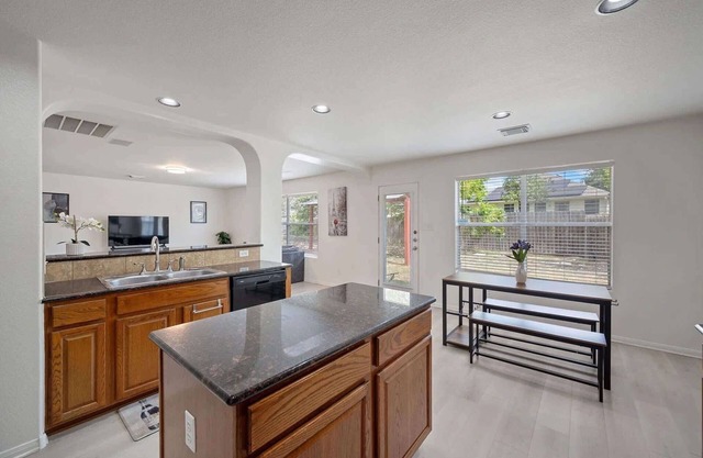 *CommunityPool*Huge Backyard*PetFriendly
