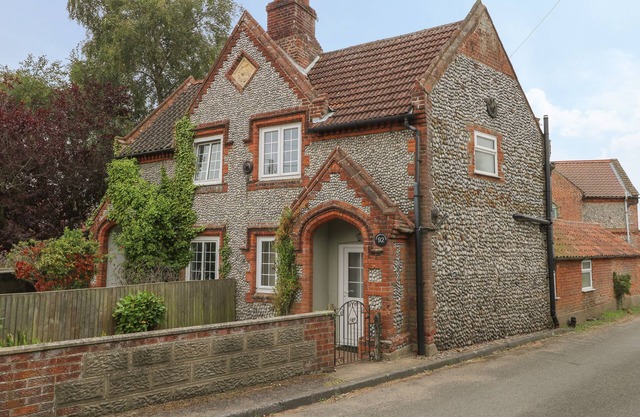 COMPASS COTTAGE, pet friendly, with open fire in Sheringham