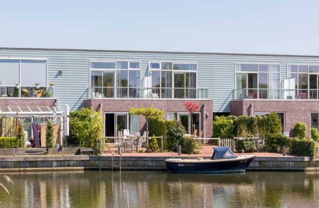 Complete, popular island house with steam shower. There is a lockable fence between the garden and t