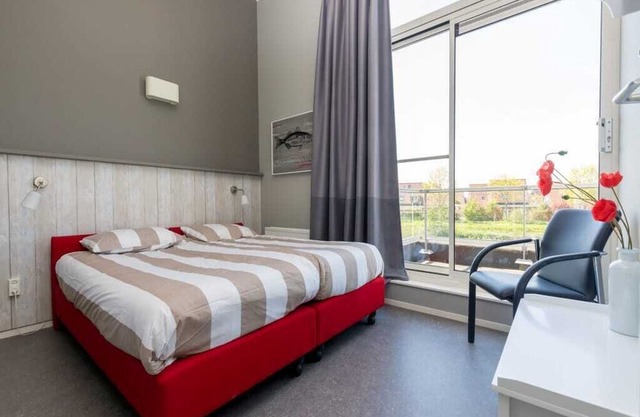 Complete, popular island house with steam shower. There is a lockable fence between the garden and t