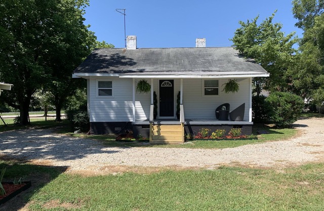 Completely renovated Farm Cottage with 2 Queen B/Rs & 1 full bath