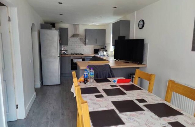 Completely Renovated House with 4 Double Beds