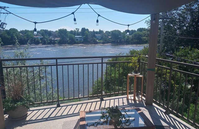 Condo 5½ - Bord de L'eau . La Nature à 5 Min. à Pied - 15 Min. de Mtl