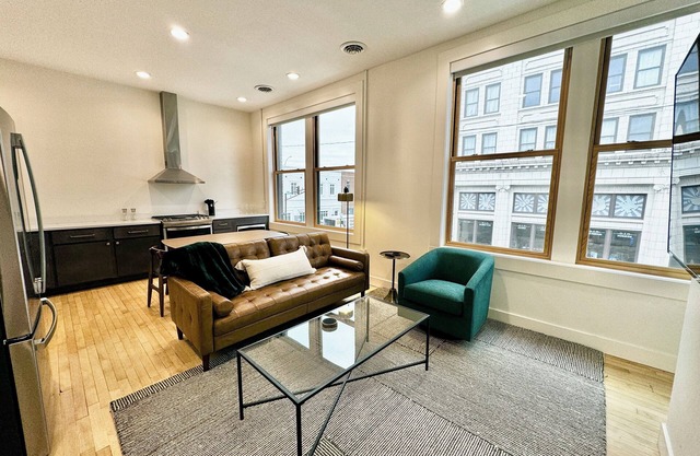 Condo B - Gallery Suite - Downtown Marion