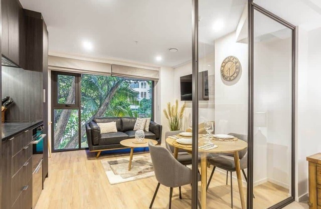 Condo in Auckland CBD with Pool and Gym! Queen St