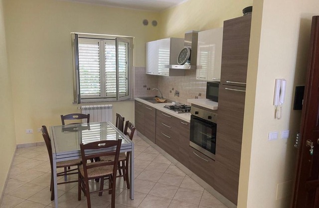 Confortevole e Luminoso Appartamento 100mq a Falerna con Vista sul Paese e sul Promontorio con Free WiFi Free Parking e Smart TV