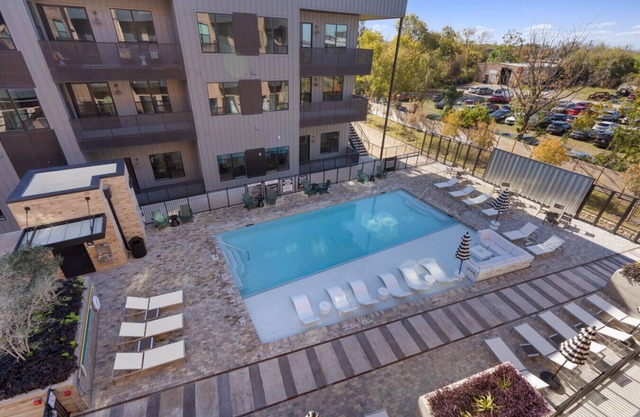 Congress King Suite I Pool, BBQ, Dog Park & Gym!