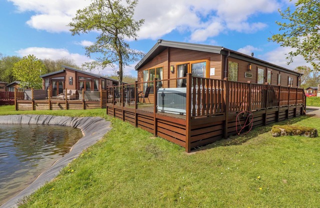 CONISTON, pet friendly, with hot tub in Carnforth
