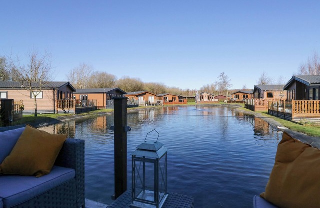 CONISTON VIEW LODGE, pet friendly, with pool in Carnforth