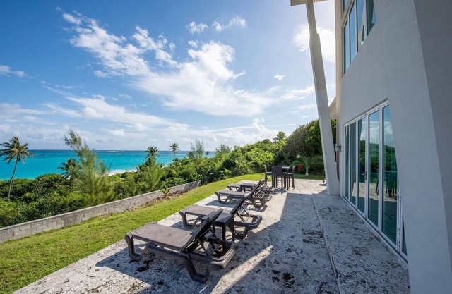 Contemporary Beach Villa In Boutique Club