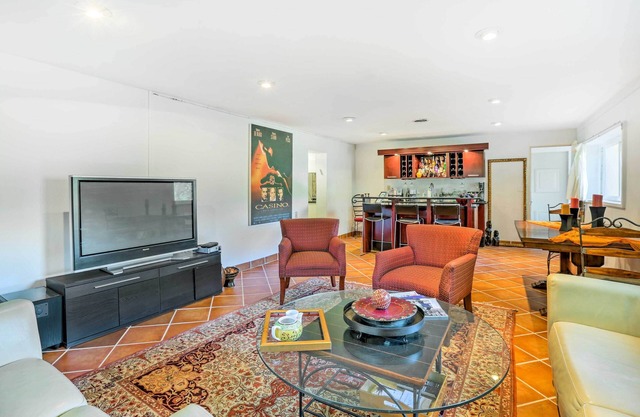 Contemporary Cincinnati Apt w/WiFi, Near Kenwood!
