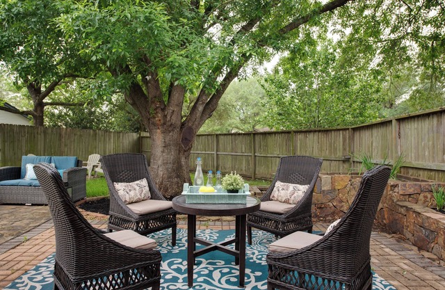 Contemporary Comfort with Quick WiFi and a Gorgeous Backyard