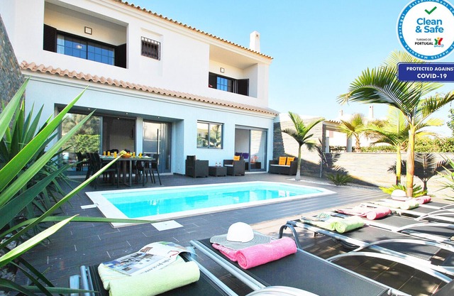 CONTEMPORARY VILLA W/ PRIVATE HEATABLE POOL, BBQ & WI-FI,ONLY 5 MIN FROM BEACH
