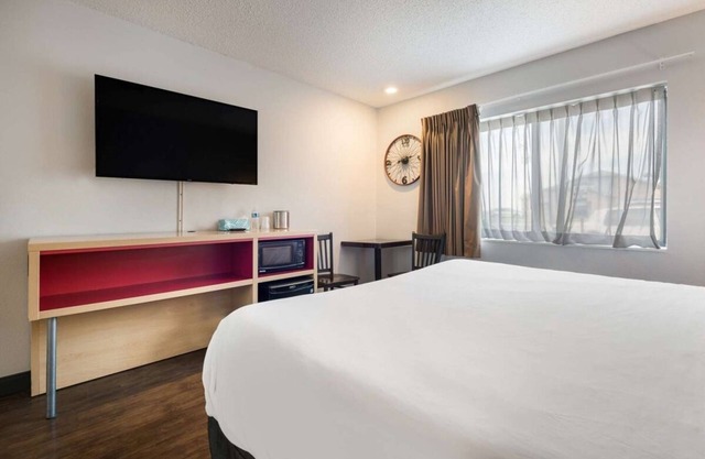Convenient Stay in Ontario! Pool, Free Breakfast, Free Parking, Pets Allowed