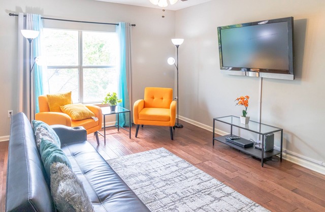Convenient, Vibrant Downtown Condo full of amenities near Beale St.