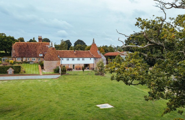 Converted barn/Oast House with amazing views and EV chargers