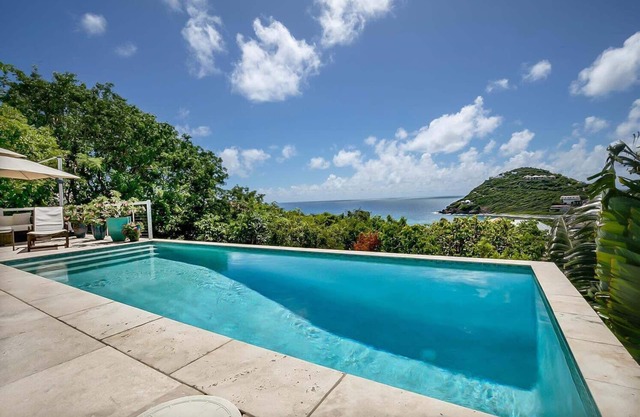 Cool Change Villa- Luxury Villa with Lush Landscaping & updated/modern amenities