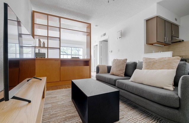 Cool Gateway Studio w/Gym, Pool, nr Shopping, by Blueground