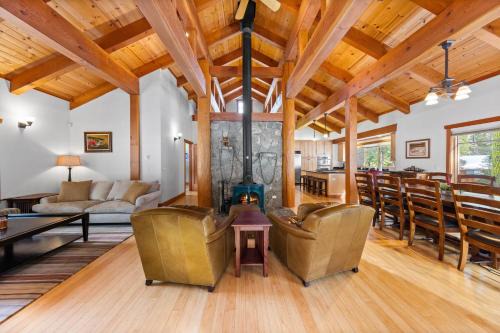 Copperleaf Lodge - Updated Alpine Meadows Chalet w Private Hot Tub, Ski Shuttle!