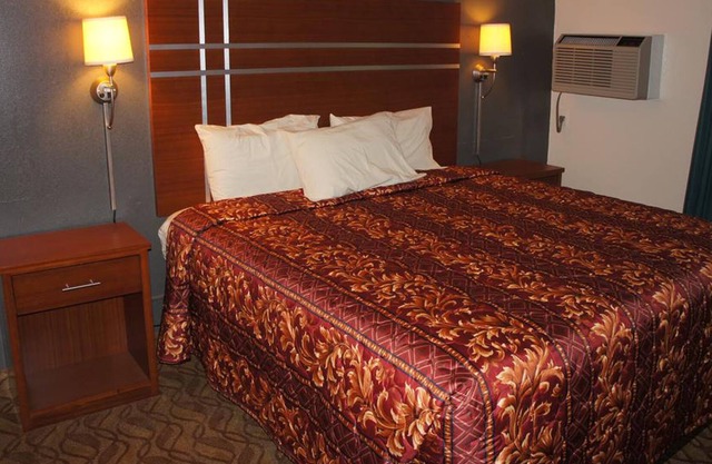 Coratel Inn & Suites By Jasper Waite Park- 1 King Bed Non-Smoking