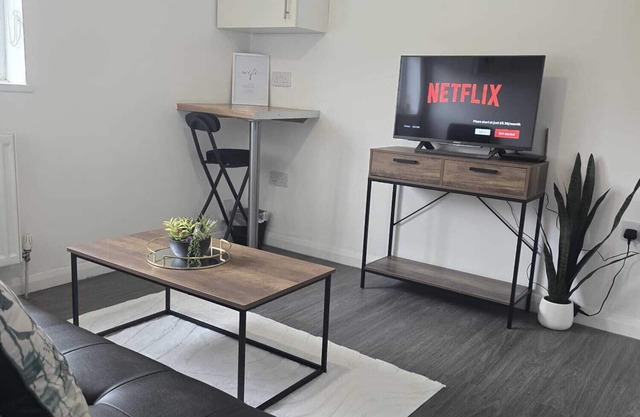 Corby City Centre -2 Bedrooms with sofa bed ideal for contractors & families