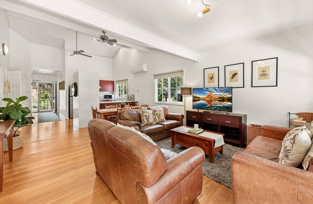 Corinda Cottage - 4 bedroom pet friendly five minute walk to town and Ovens River.