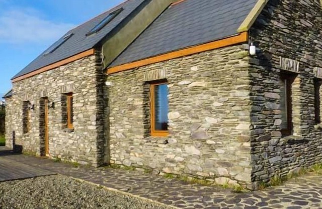 CORR AN DROMA, pet friendly, with open fire in Schull, County Cork