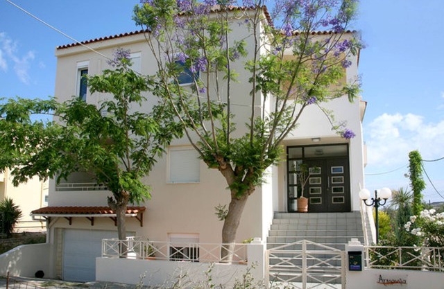 COSY 2 BEDROOM APARTMENT NEAR CRYSTAL WATER SANDY BEACH